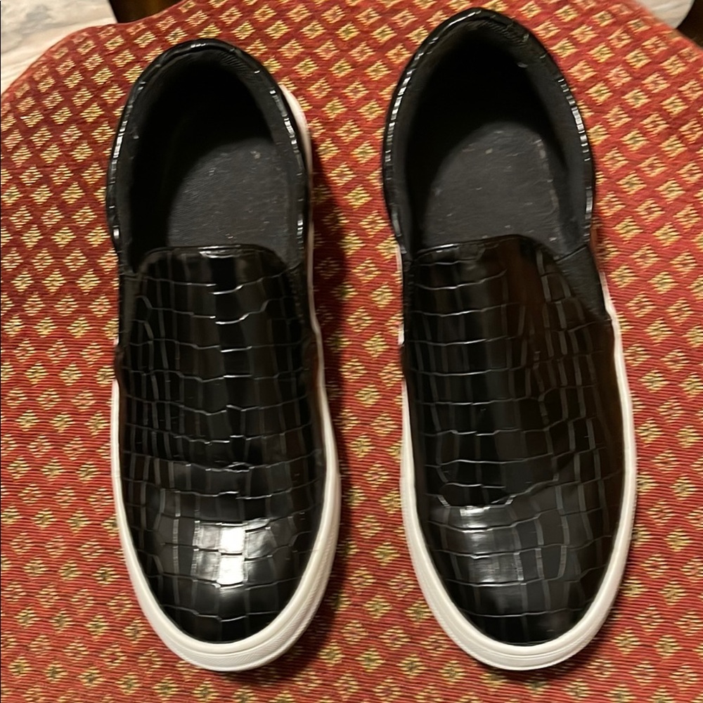 Black Crocodile Pattern Slip-On Shoes